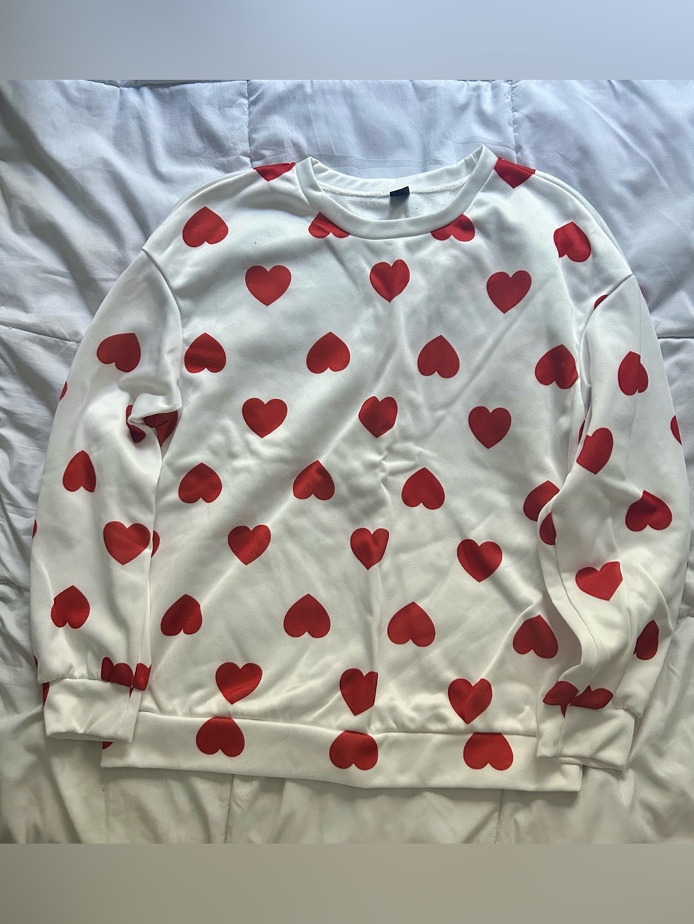 SHEIN Classic White Sweatshirt with Red Heart Print, size Large